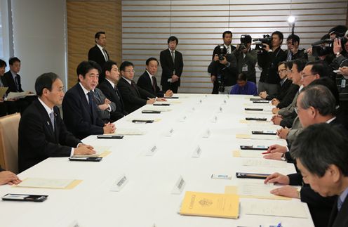 Photograph of the Prime Minister delivering an address at the meeting of the Response Headquarters for the Japanese Nationals Abducted in Algeria 2
