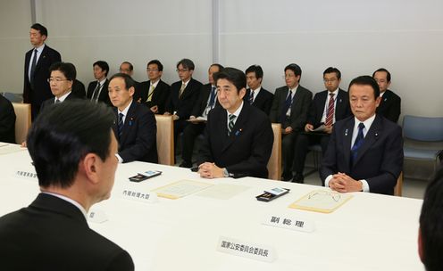 Photograph of the Prime Minister delivering an address at the meeting of the Response Headquarters for the Japanese Nationals Abducted in Algeria 1