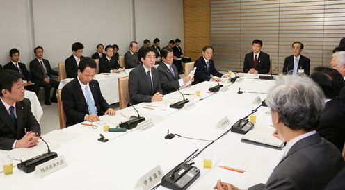 Photograph of the Prime Minister delivering an address at the meeting of the Council on Economic and Fiscal Policy 3