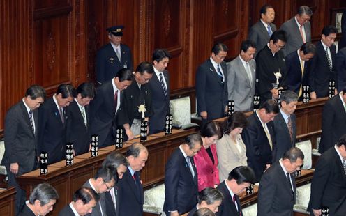 Photograph of the Prime Minister offering a silent prayer at the beginning of the plenary session of the House of Representatives