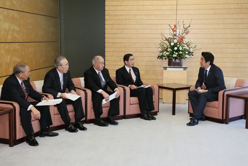 Photograph of Prime Minister Abe hearing a request from the Governor of Fukui Prefecture, Mr. Issei Nishikawa 2