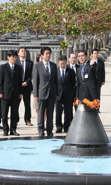 Photograph of the Prime Minister visiting the Cornerstone of Peace