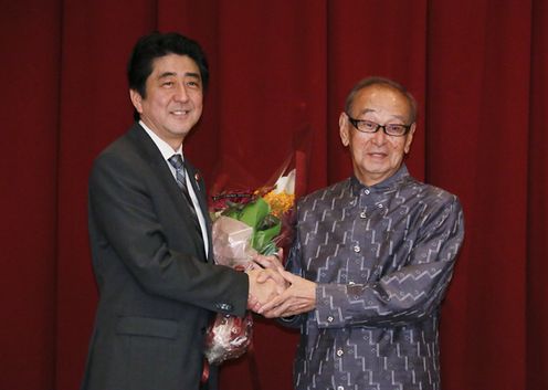 Photograph of Prime Minister Abe having talks with the Governor of Okinawa Prefecture, Mr. Hirokazu Nakaima