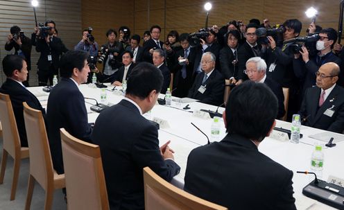 Photograph of the Prime Minister delivering an address at the Meeting for an Exchange of Views with the Business Community on Overcoming Deflation 2