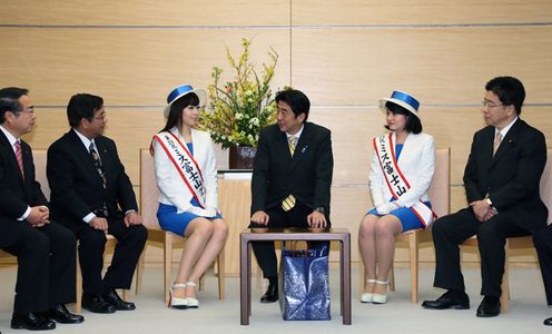 Photograph of the Prime Minister receiving a courtesy call from the Mayor of Fujinomiya City and others 2