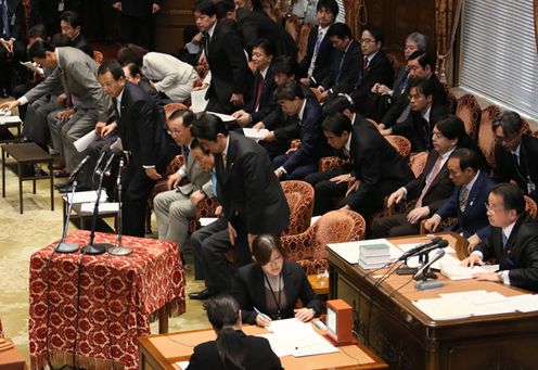 Photograph of the Prime Minister bowing after the approval of the FY2012 supplementary budget at the Budget Committee of the House of Representatives