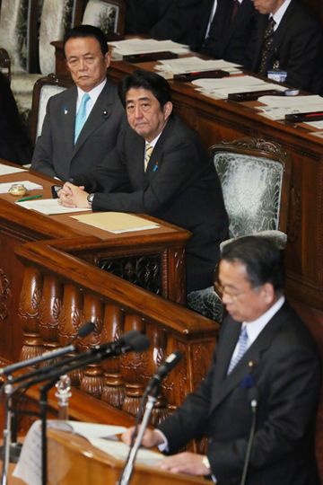 Photograph of the Prime Minister listening to the report from the Chairman of the Budget Committee at the plenary session of the House of Representatives