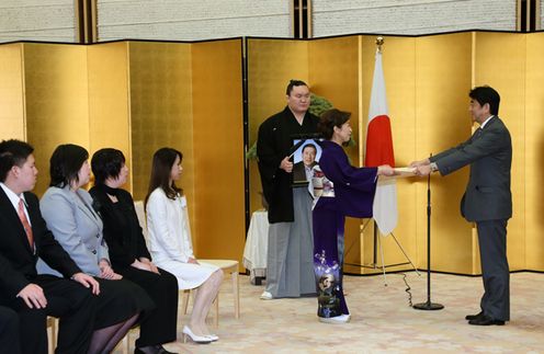 Photograph of the Prime Minister awarding the certificate of commendation