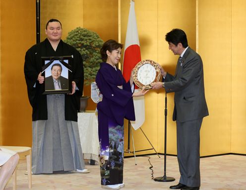 Photograph of the Prime Minister offering the commemorative gift