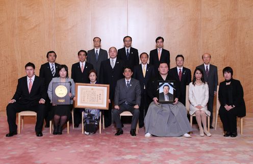 Commemorative photograph at the ceremony to present the National Honor Award