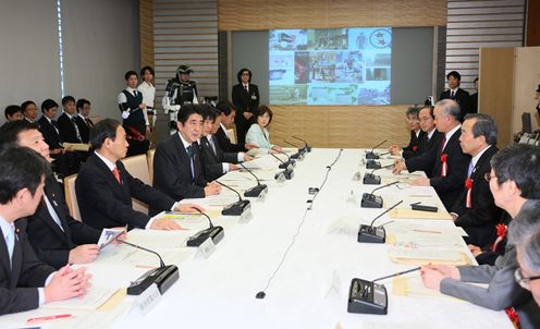 Photograph of the Prime Minister delivering an address at the meeting of the Council for Science and Technology Policy
