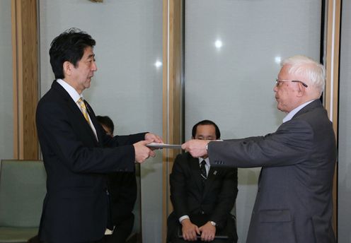 Photograph of the Prime Minister receiving recommendations on a draft proposal to revise the electoral districts for the House of Representatives members elected from single-seat constituencies
