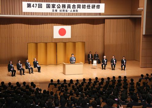 Photograph of the Prime Minister delivering an address at the opening ceremony for the joint training for new civil servants 2