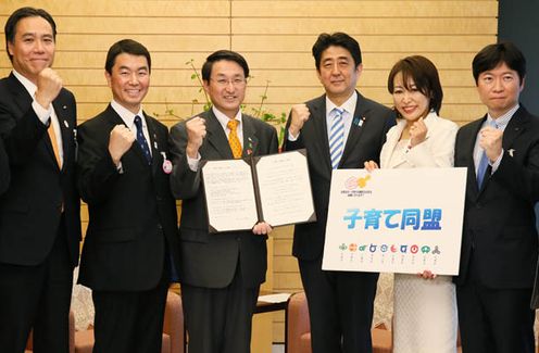 Photograph of the Prime Minister receiving a courtesy call from the governors of the member prefectures of the Childcare Alliance 1