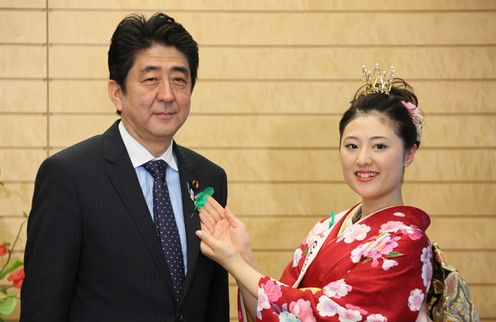 Photograph of the Prime Minister receiving a courtesy call from the Cherry Blossom Princesses 1