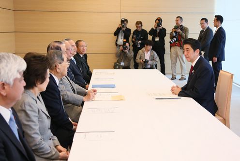 Photograph of Prime Minister Abe receiving a request from the Organizations representing the war dead