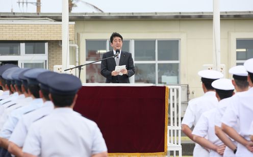 Photograph of the Prime Minister offering words of encouragement to Self-Defense Force personnel