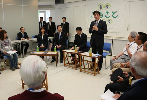 Photograph of the Prime Minister attending a hometown roundtable talk