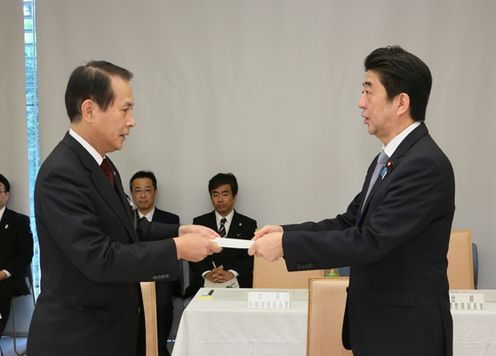Photograph of the Prime Minister receiving a second proposal from the Chair of the Council for the Implementation of Education Rebuilding, Mr. Kaoru Kamata