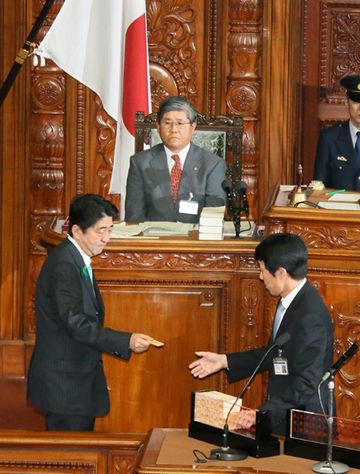 Photograph of the Prime Minister casting a signed vote to approve the FY2013 budget at the plenary session of the House of Representatives