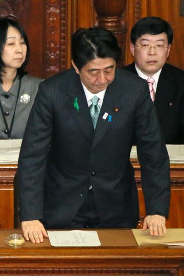 Photograph of the Prime Minister bowing after the passage of the FY2013 budget at the plenary session of the House of Representatives