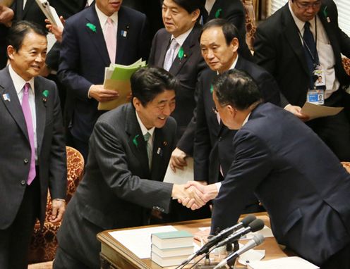 Photograph of Prime Minister Abe shaking hands with Chairman Yamamoto of the Budget Committee