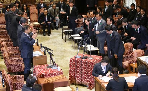 Photograph of the Prime Minister bowing after the approval of the FY2013 budget at the meeting of the Budget Committee of the House of Representatives