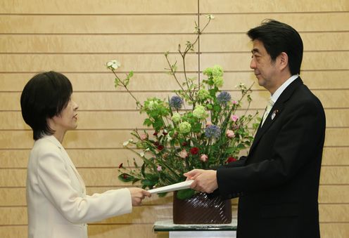 Photograph of the Prime Minister receiving the letter of request on the return of the Northern Territories