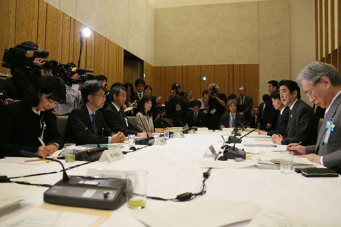 Photograph of the Prime Minister delivering an address at the meeting of the Committee on the National Space Policy 2