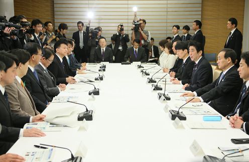Photograph of the Prime Minister delivering an address at the meeting of the Headquarters for Ocean Policy 2