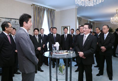 Photograph of the Prime Minister attending a meeting with members of an economic mission