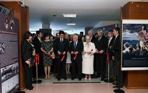 Photograph of the Prime Minister visiting the Turkish Japanese Foundation Culture Center