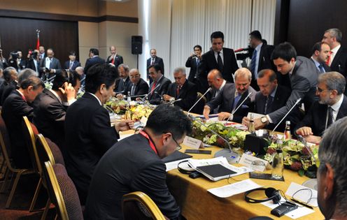 Photograph of the Prime Minister attending a meeting between the leaders and business representatives of the two countries