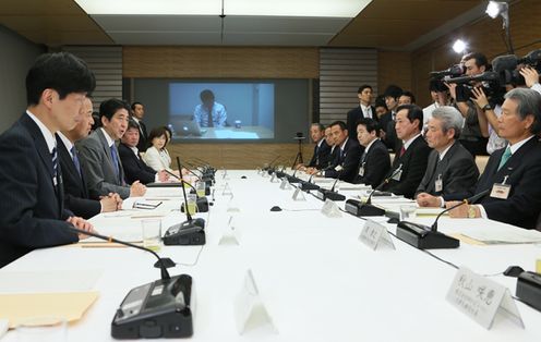 Photograph of the Prime Minister delivering an address at the meeting of the Industrial Competitiveness Council 2