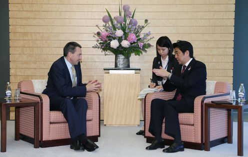 Photograph of Prime Minister Abe receiving a courtesy call from the President of the ICRC, Mr. Peter Maurer