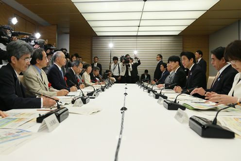 Photograph of the Prime Minister delivering an address at the meeting of the Council for Science and Technology Policy 2