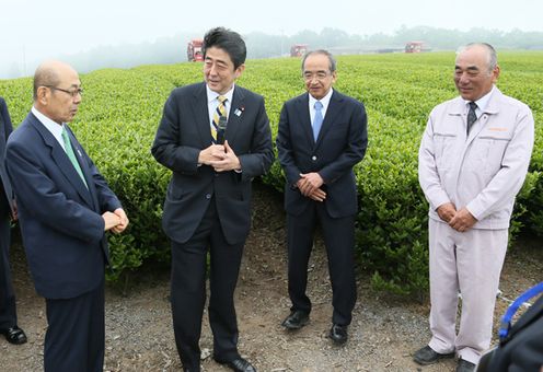 Photograph of the Prime Minister visiting a company that has newly entered the agricultural industry