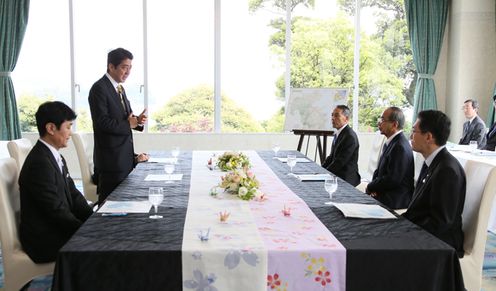 Photograph of Prime Minister Abe conversing with Oita Prefecture Governor Hirose and others