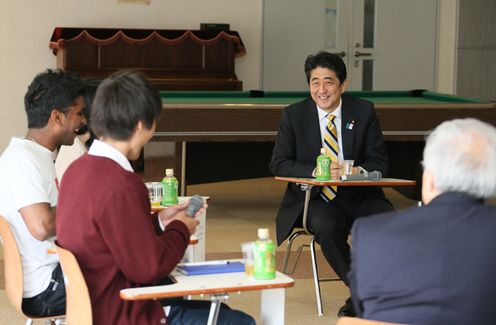 Photograph of the Prime Minister conversing with students at Ritsumeikan Asia Pacific University
