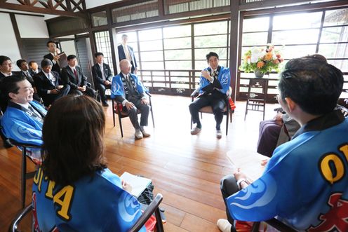 Photograph of the Prime Minister attending a meeting for an exchange of views with tourism workers at the Kannawa hot spring area