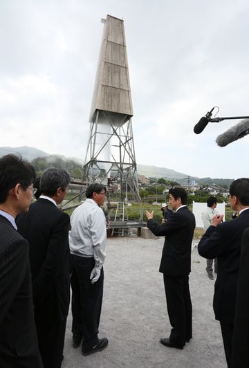 Photograph of the Prime Minister observing the operations of a power generation system utilizing hot spring water and steam 2