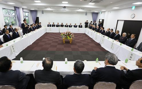 Photograph of the Prime Minister exchanging views with the mayors of municipalities and the chairpersons of municipal assemblies in Oita Prefecture