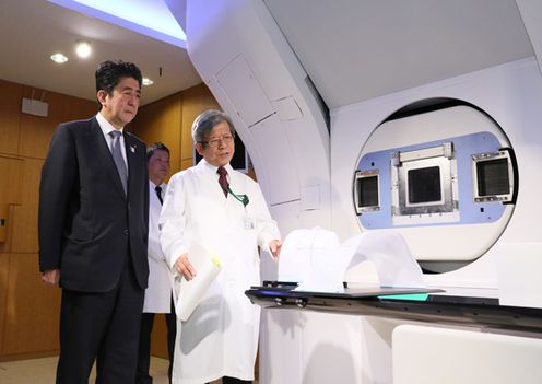Photograph of the Prime Minister visiting the SAGA Heavy Ion Medical Accelerator in Tosu 1