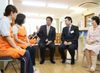Photograph of the Prime Minister exchanging views at a Yokohama nursery room