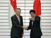 Photograph of Prime Minister Abe shaking hands with the Prime Minister of the Republic of Singapore, Mr. Lee Hsien Loong