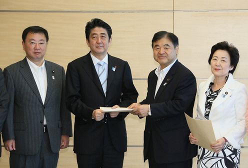 Photograph of the Prime Minister receiving a request from the Headquarters for the Revitalization of Education of the Liberal Democratic Party of Japan