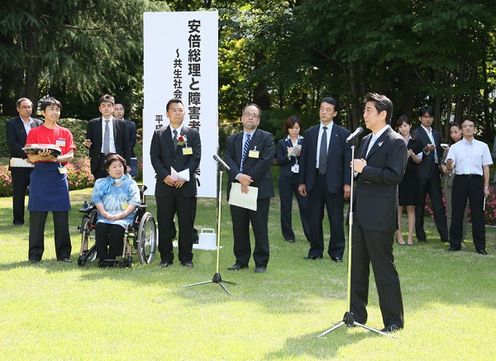 Photograph of the Prime Minister delivering an address at the Gathering of Persons with Disabilities with the Prime Minister