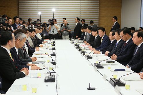 Photograph of the Prime Minister delivering an address at the meeting of the Strategic Headquarters for the Promotion of an Advanced Information and Telecommunications Network Society 2