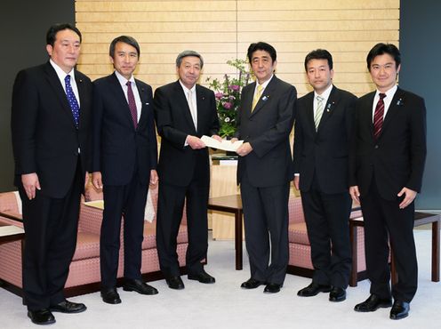 Photograph of the Prime Minister receiving a request from the Research Commission on Public Safety and Counterterrorism Measures of the Liberal Democratic Party of Japan 1
