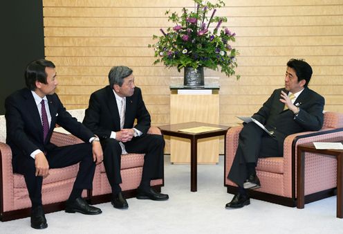 Photograph of the Prime Minister receiving a request from the Research Commission on Public Safety and Counterterrorism Measures of the Liberal Democratic Party of Japan 2